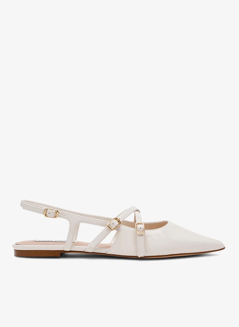 ستيف مادن صنادل بحزام معدني من جلد البولي يوريثين